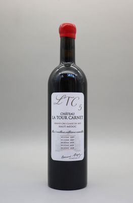 une bouteille de vin rouge posée sur une table blanche