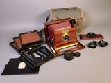 une vieille photo montrant un appareil photo et d'autres objets posés sur la table