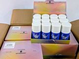 une boîte en carton ouverte remplie de nombreux produits de beauté de toutes sortes