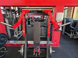 une salle de sport avec un banc, des poids et d'autres équipements