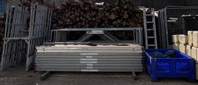 un gros tas de bois à l'arrière d'un camion