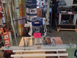 une machine posée sur une table dans une pièce