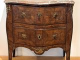 une commode en marbre sur un plancher en bois