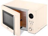 un micro-ondes blanc dont la porte est ouverte, sur fond blanc