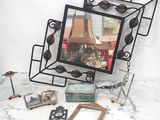 une photo représentant une table avec un miroir et un cadre photo