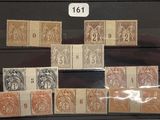 une photo d'une collection de timbres dans une vitrine