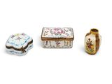 trois petits vases sont posés les uns à côté des autres sur une surface blanche