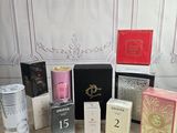 un grand nombre de boîtes posées sur une table