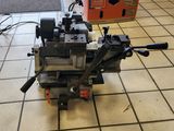 une machine posée sur le sol d'une pièce