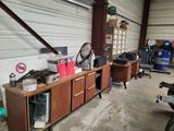 un garage où le sol est encombré d'objets divers et de bric-à-brac