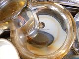 beaucoup de vaisselle et d'argenterie sur la table