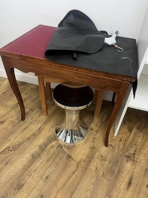 un bureau avec une chaise et une table sur laquelle est posé un sac