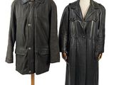 une paire de vestes en cuir noir posées sur un présentoir pour mannequin