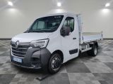 une photo d'un camion blanc garé dans un garage