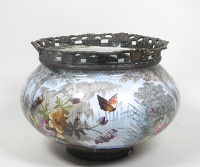 un vase sur lequel est peint un papillon sur fond blanc