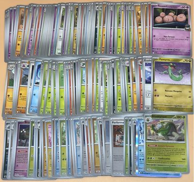 plusieurs types de cartes pokemon sur la table