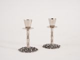 paire de bougeoirs en argent ornés de cristaux sur leurs socles