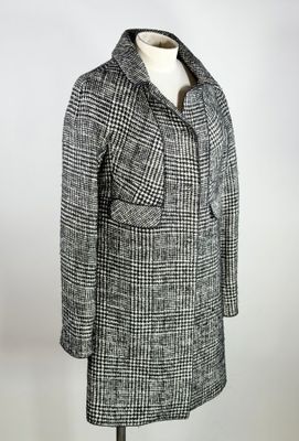 un manteau noir et blanc sur un mannequin, un mannequin, un mannequin, un mannequin, un mannequin, un mannequin, un mannequin, un mannequin, un mannequin, un mannequin, un mannequin, un mannequin, un mannequin, un mannequin, un mannequin, un mannequin, un mannequin, un mannequin, un mannequin, un mannequin, un mannequin, un mannequin, un mannequin, un mannequin, un mannequin, un mannequin, un mannequin, un mannequin, un mannequin, un mannequin, un mannequin, un mannequin, un mannequin, un