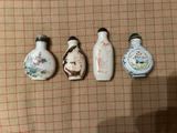 trois petites tabatières en porcelaine chinoise posées les unes à côté des autres sur une table