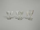 quatre verres à vin posés les uns à côté des autres sur une table