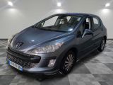 la voiture grise est garée dans le garage sur le sol en damier