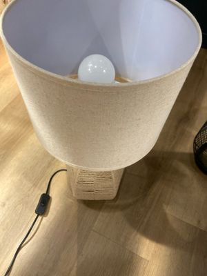 une lampe posée par terre à côté d'une autre lampe