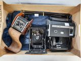 une boîte en bois contenant plusieurs anciens appareils photo