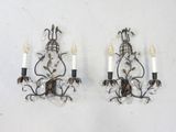 une paire d'appliques murales ornées de cristaux et de feuilles