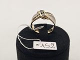 Gros plan sur une bague portant une étiquette