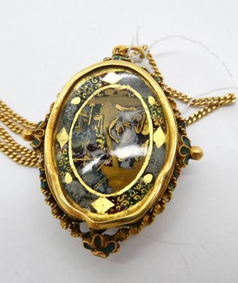 une photo d'un collier en or sur lequel figure le portrait d'une femme