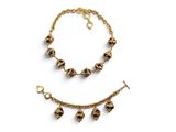 un gros plan d'un collier et d'un bracelet sur fond blanc