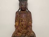 statue d'un Bouddha assis sur un socle blanc