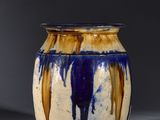 un vase bleu et blanc posé sur une table