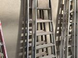 plusieurs échelles appuyées contre un mur dans une pièce