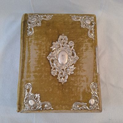 une petite boîte ornée d'une image, posée sur une table