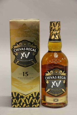 La bouteille de Chivas Regal se trouve à côté de la boîte.