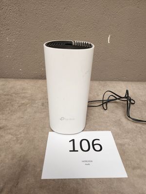 une photo d'un purificateur d'air blanc posé sur une table