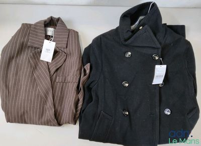 deux vestes posées l'une à côté de l'autre sur une table