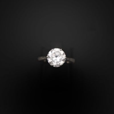 une bague sertie d'un seul diamant sur fond noir