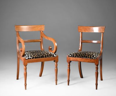 Suite de deux fauteuils et six chaises en acajou à dossier b…