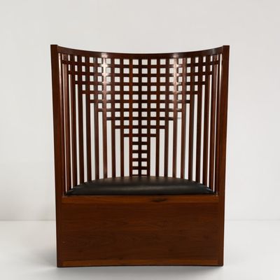 une photo d'une chaise en bois avec une assise en cuir noir