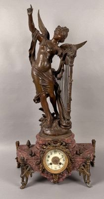 une statue représentant une femme tenant une harpe au sommet d'une horloge