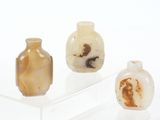trois vases posés sur une étagère transparente