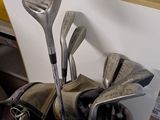 un sac de clubs de golf et un sac de balles de golf