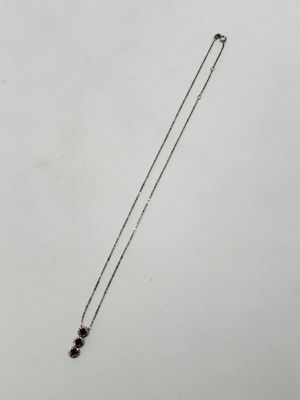 Collier Trilogie en or blanc 750°/.(18K) orné de trois rubis…