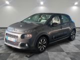 la petite voiture est garée sur un sol en damier dans le garage