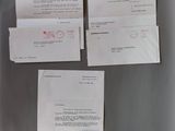 un réfrigérateur sur lequel sont posés tout un tas de papiers