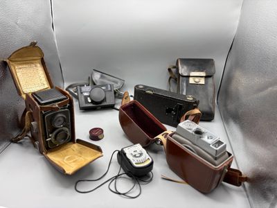 de nombreux modèles d'appareils photo anciens dans un photomaton