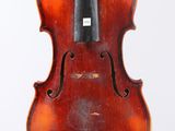 un gros plan d'un violon sur une surface blanche avec un fond blanc