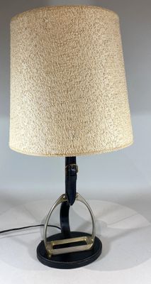 LONGCHAMP Pied de lampe figurant un étrier sanglé, en métal …